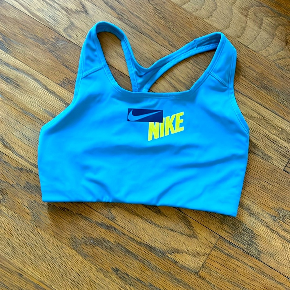 Nike L sports bra. NWOT mesh breathable sides.
